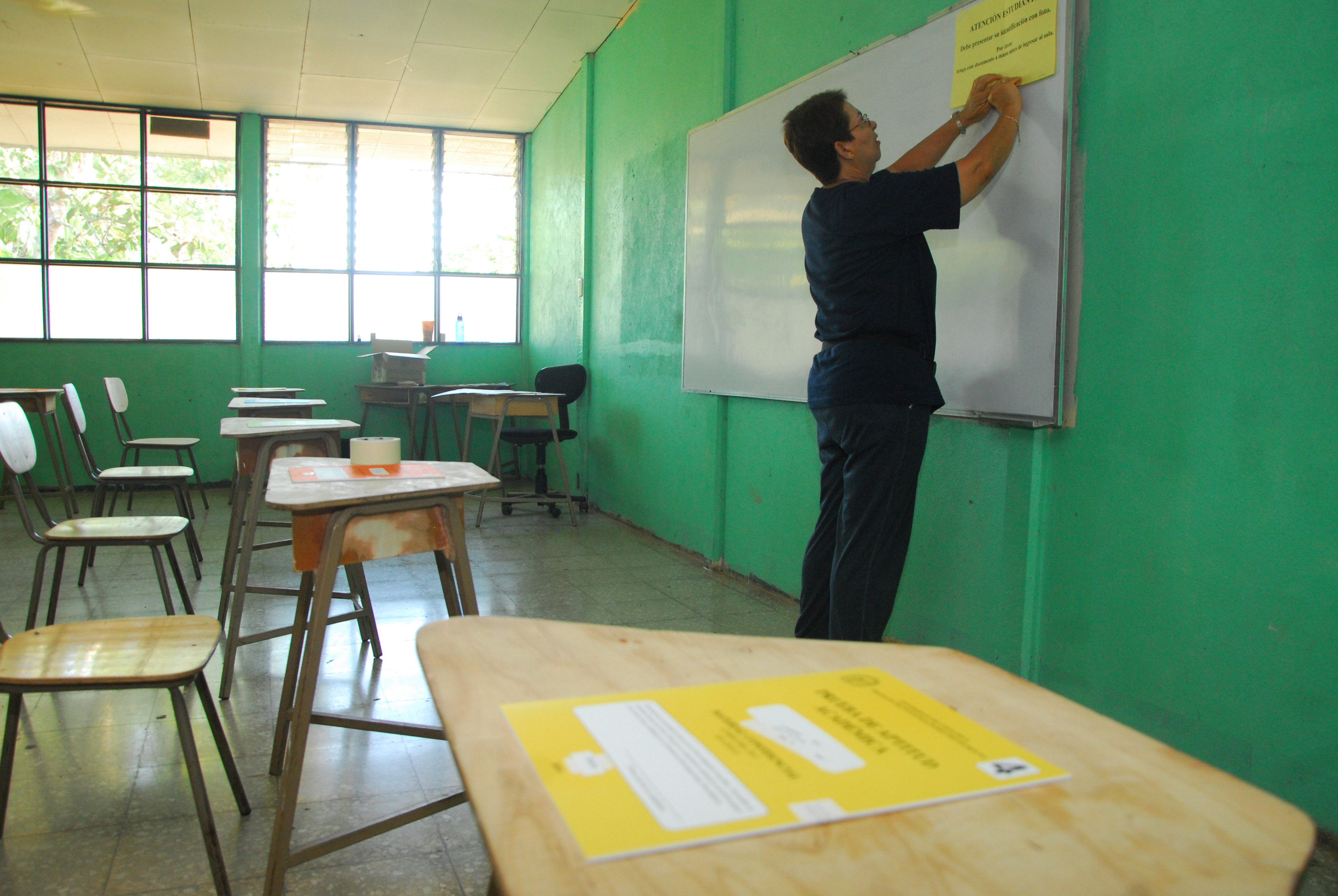 Preparación de aula para examen de admisión