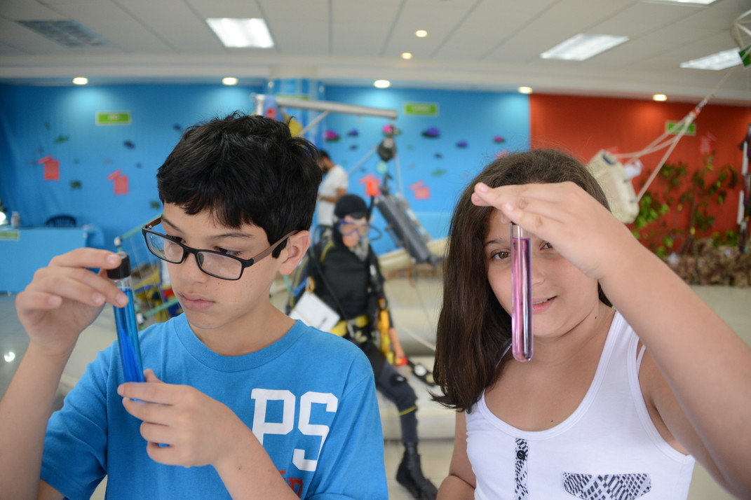 Niños observado tubos de ensayo