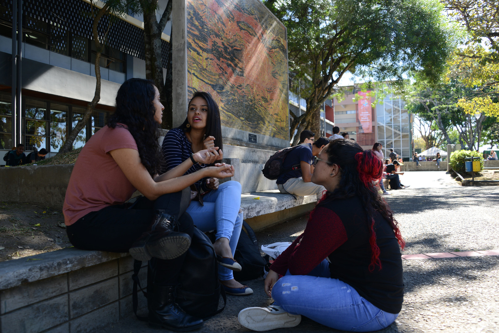 Estudiantes en el pretil