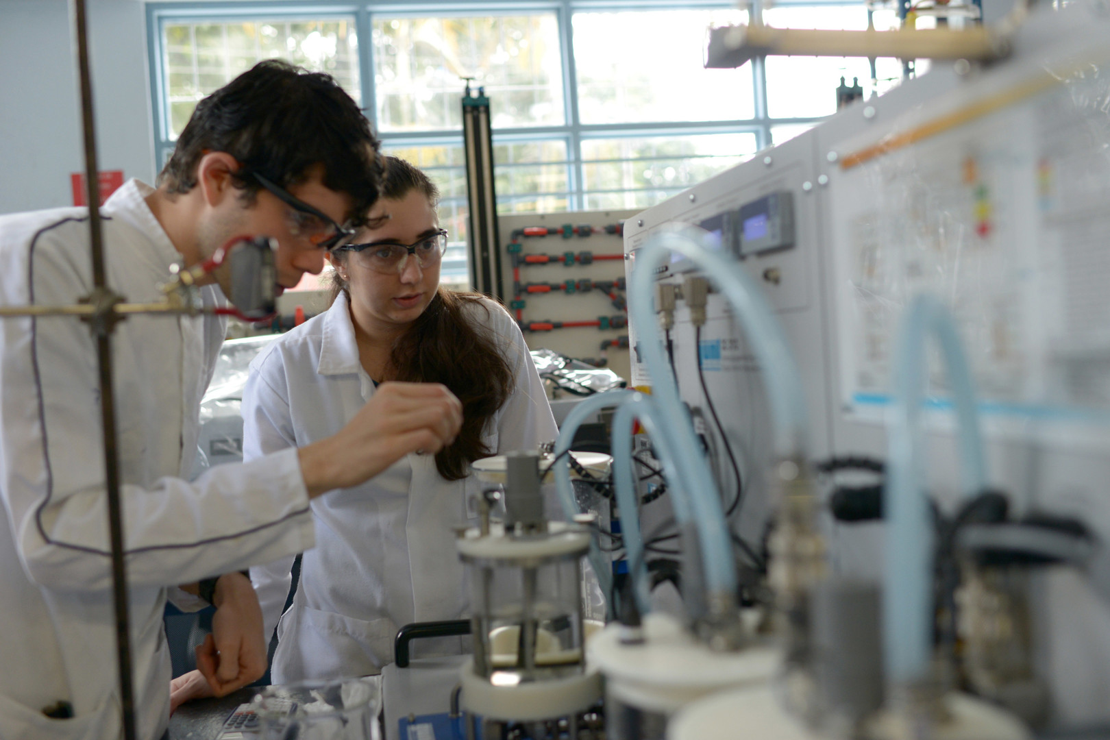 Estudiantes en un laboratorio
