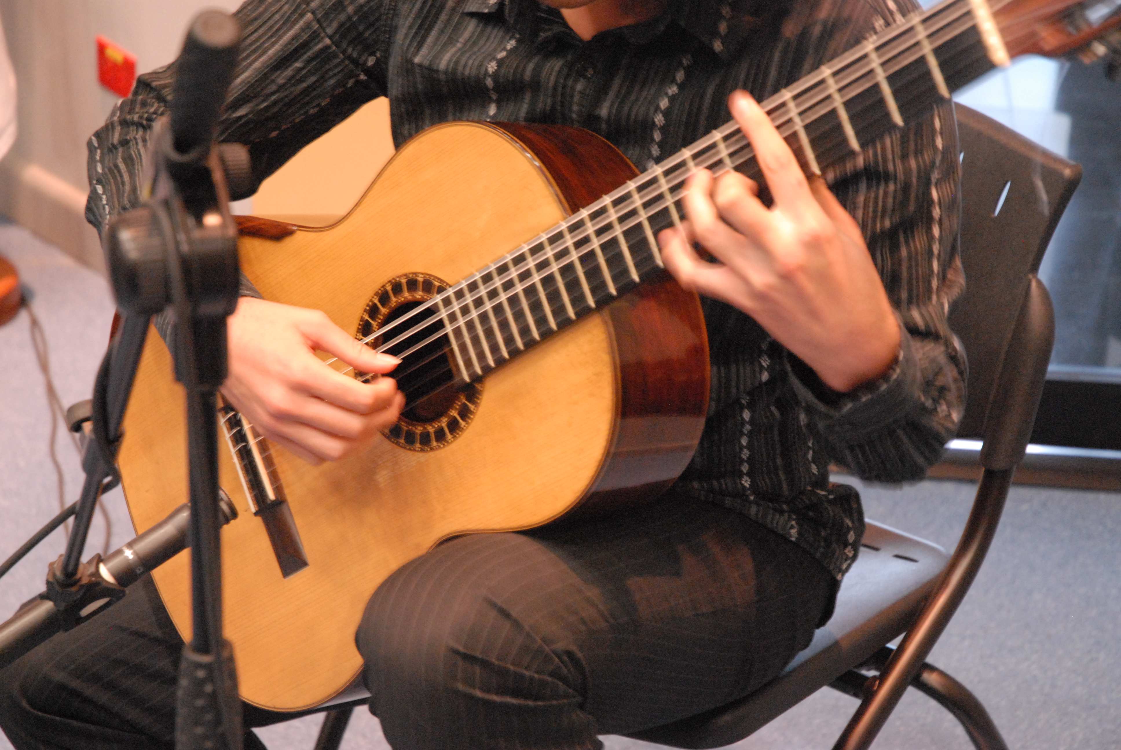 Persona tocando guitarra