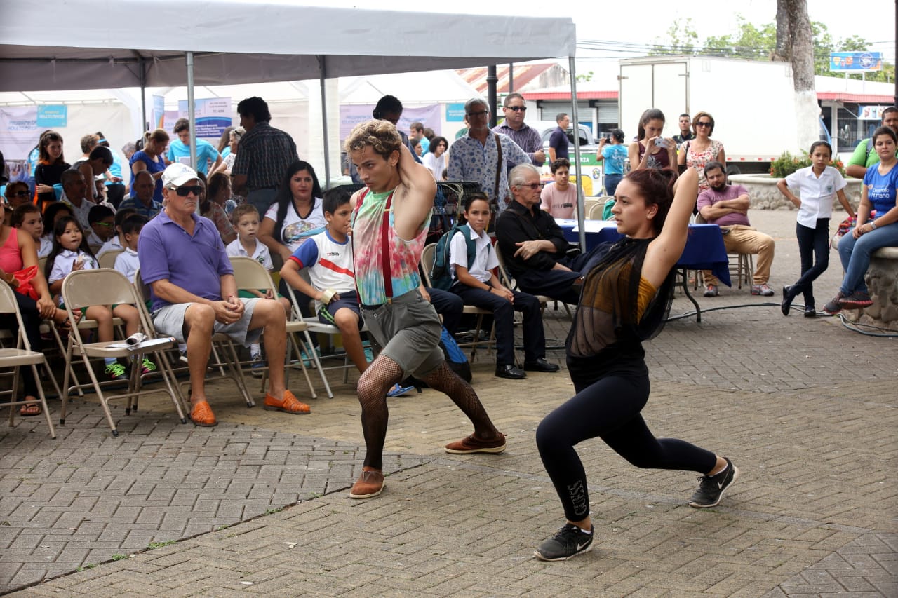 Presentación del grupo de danza de la Etapa de Artes Integradas de la Sede del Pacífico.