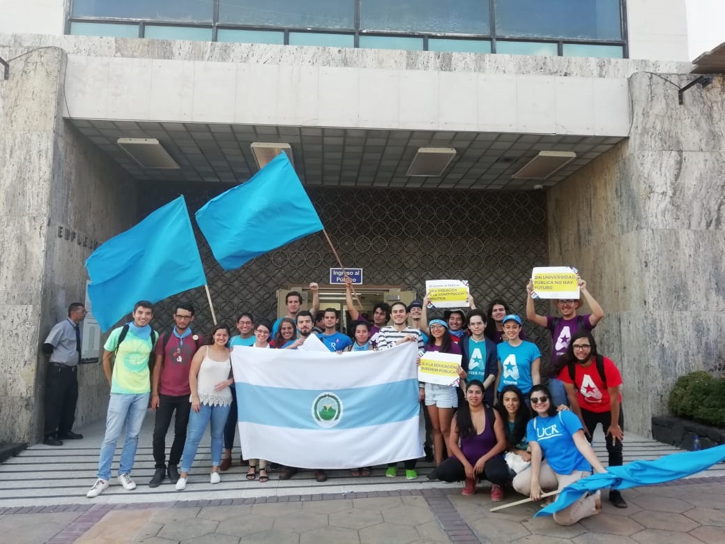 Estudiantes en la corte