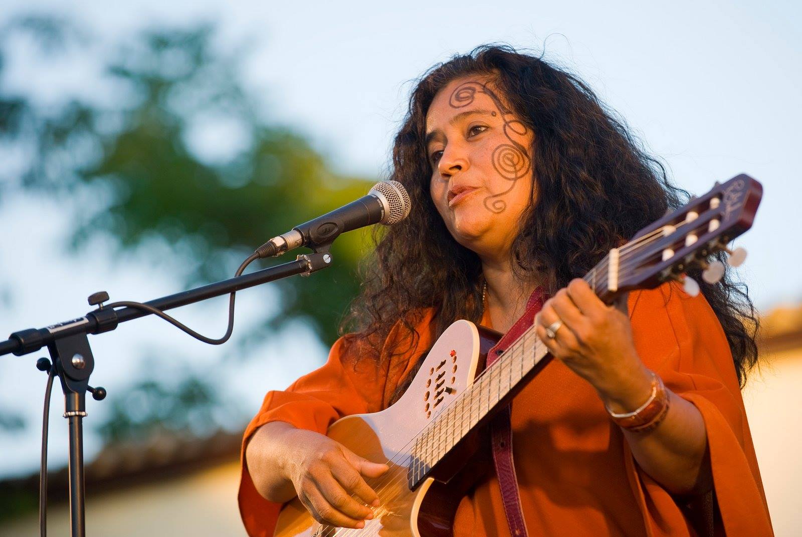 Guadalupe Urbina cantando y tocando guitarra