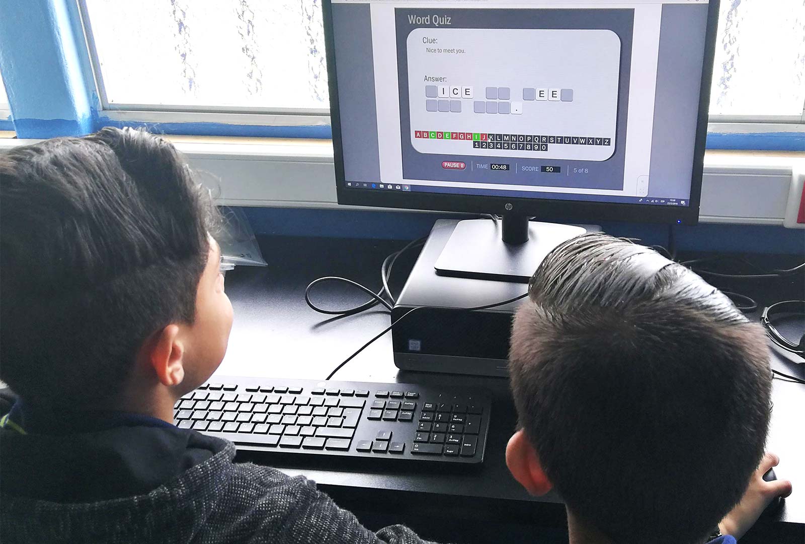 Niños en computadora
