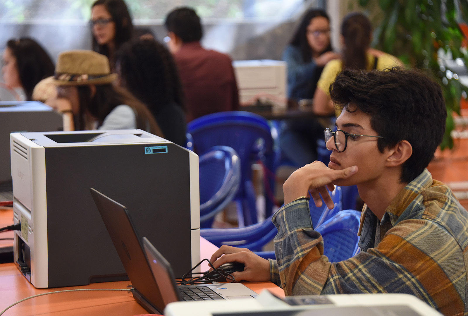 Estudiante utiliza una computadora