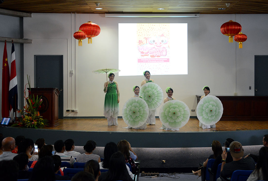 Presentanción de estudiantes de chino