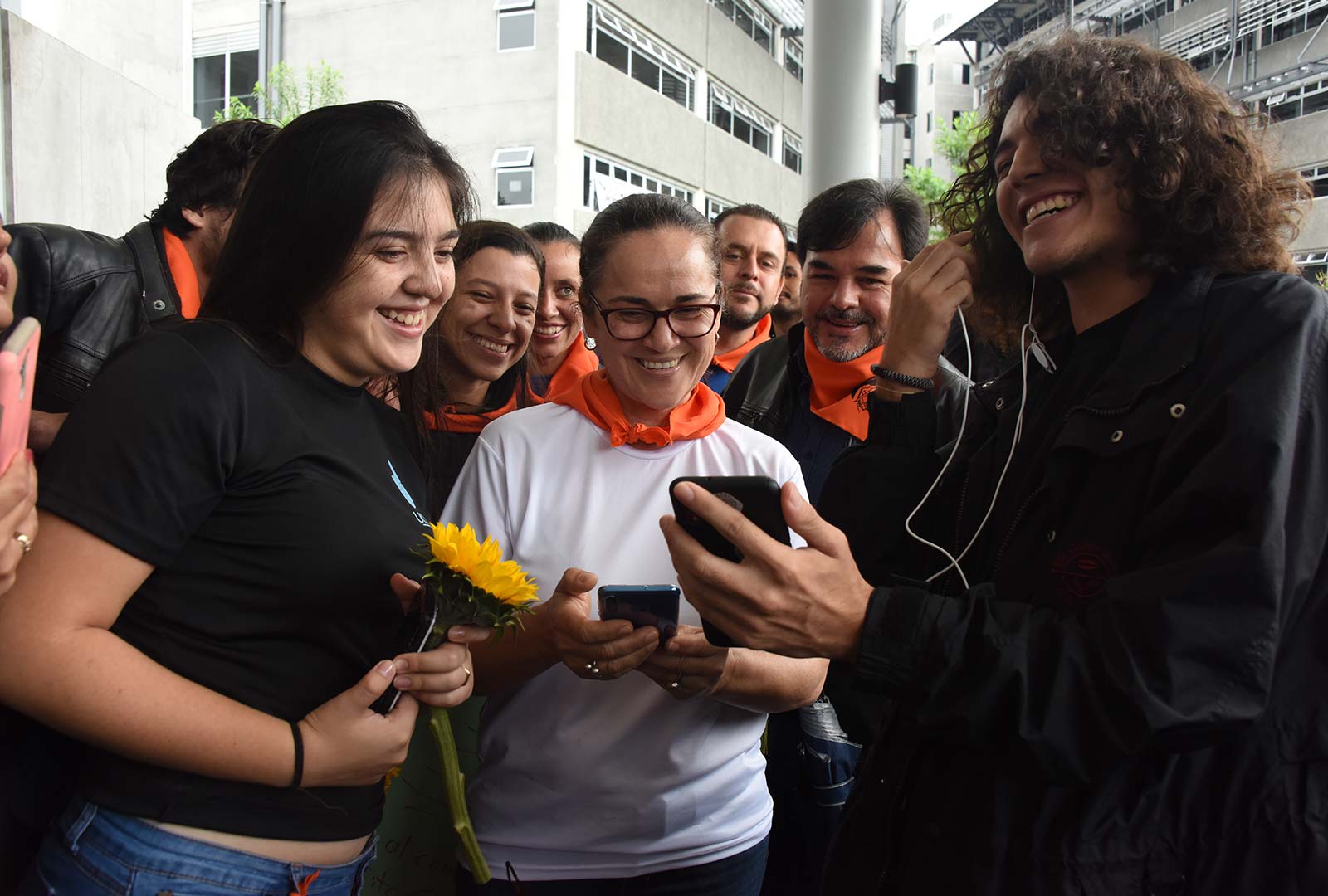 Georgina Morera y estudiantes