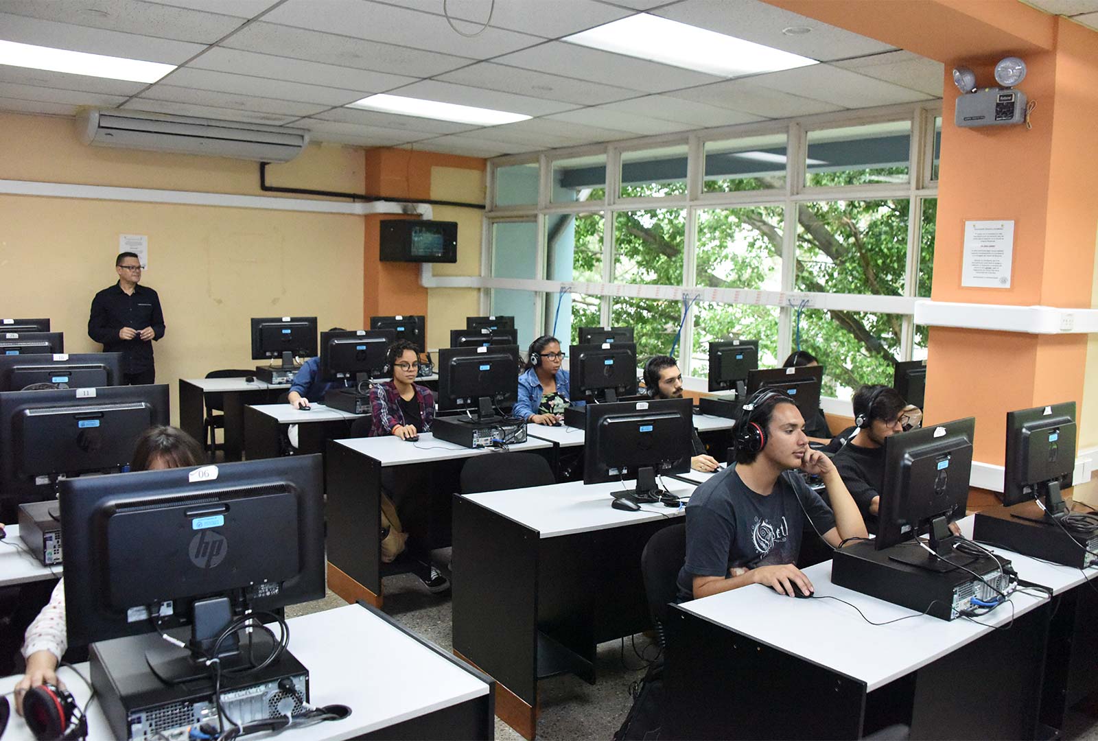 Estudiantes en computadoras