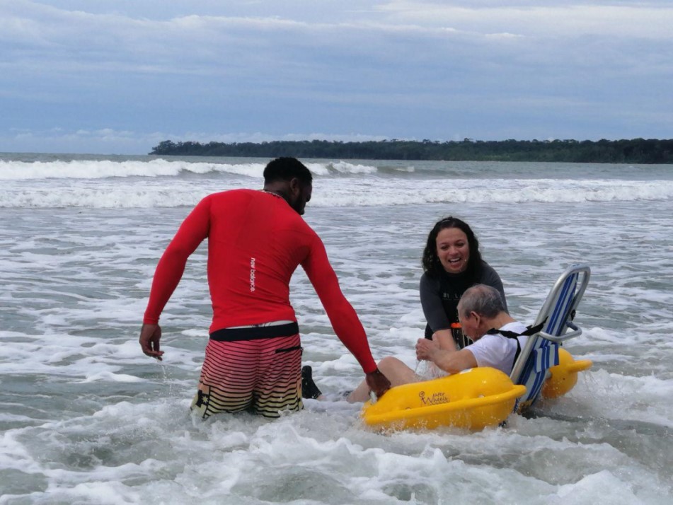 Playa Blanca Cahuita, primer usuario de pasarela de acceso al mar