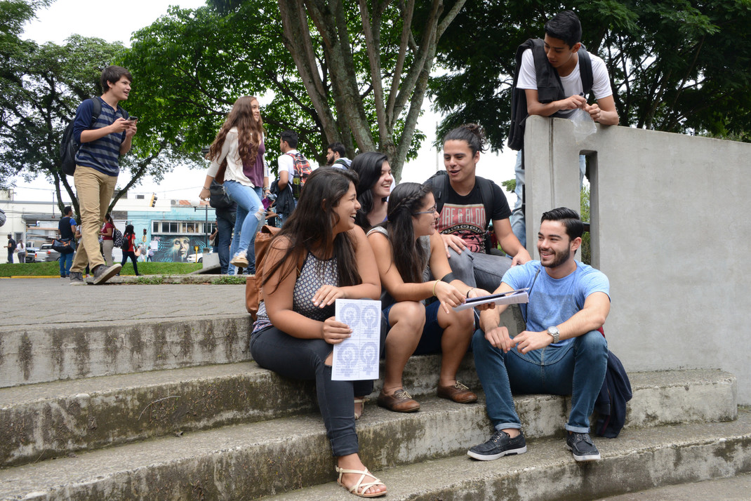 Estudiantes compartiendo en el pretil