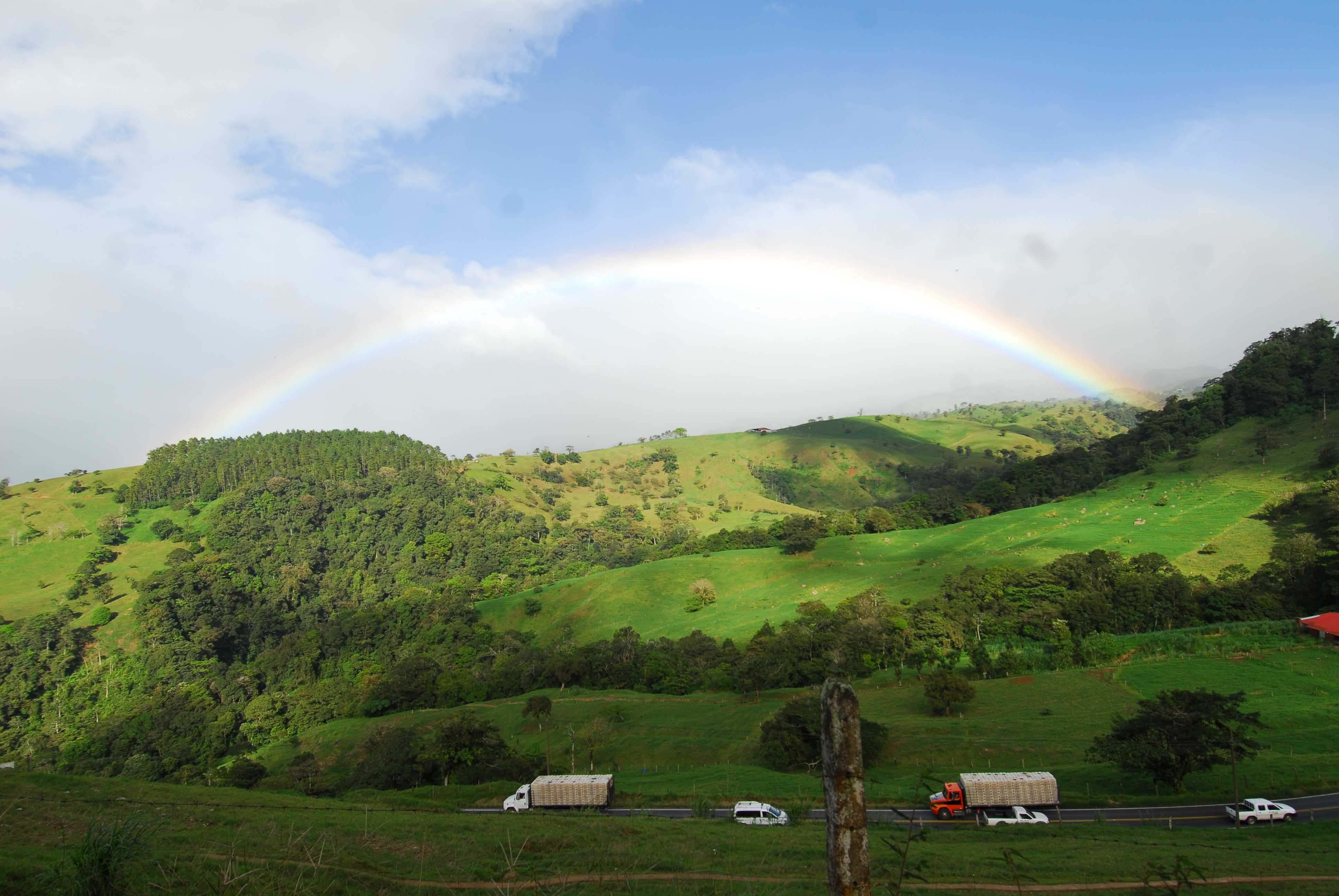 Arcoiris en la carretera