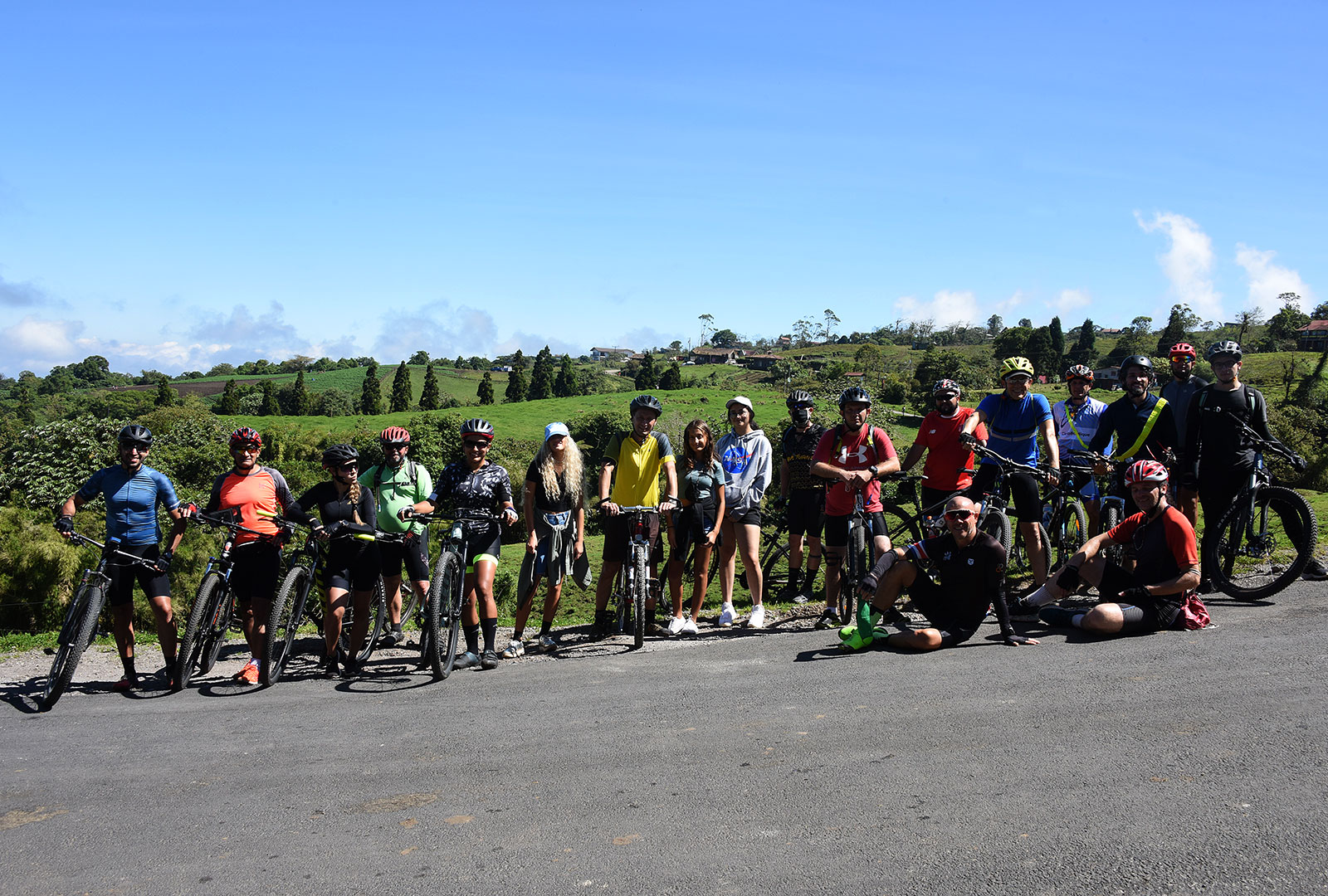 Rector con ciclistas en Cascajal de Coronado