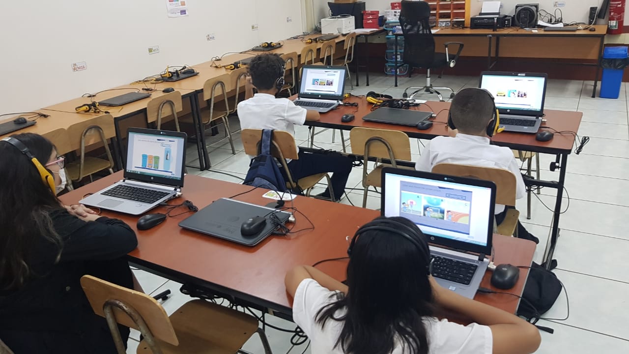 Niños de la escuela El Rosario de Naranjo haciendo el examen TEYL