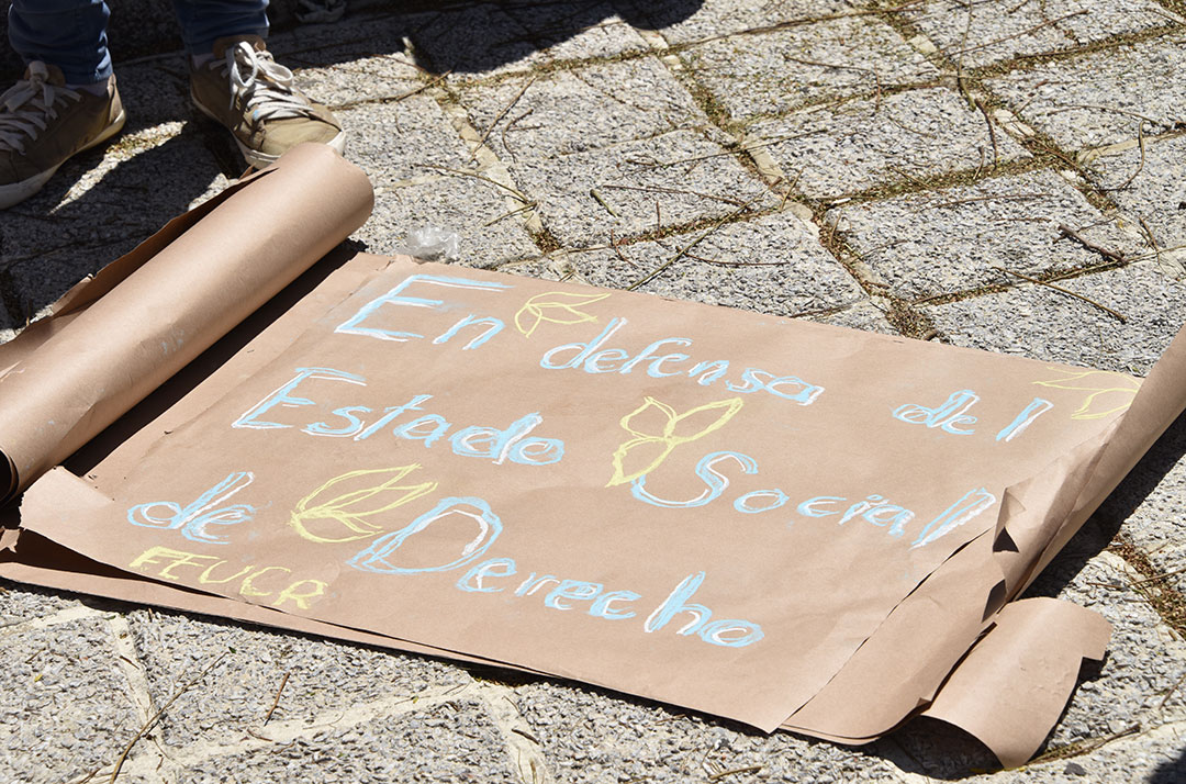 Pancarta en el suelo de la Plaza de la Democracia