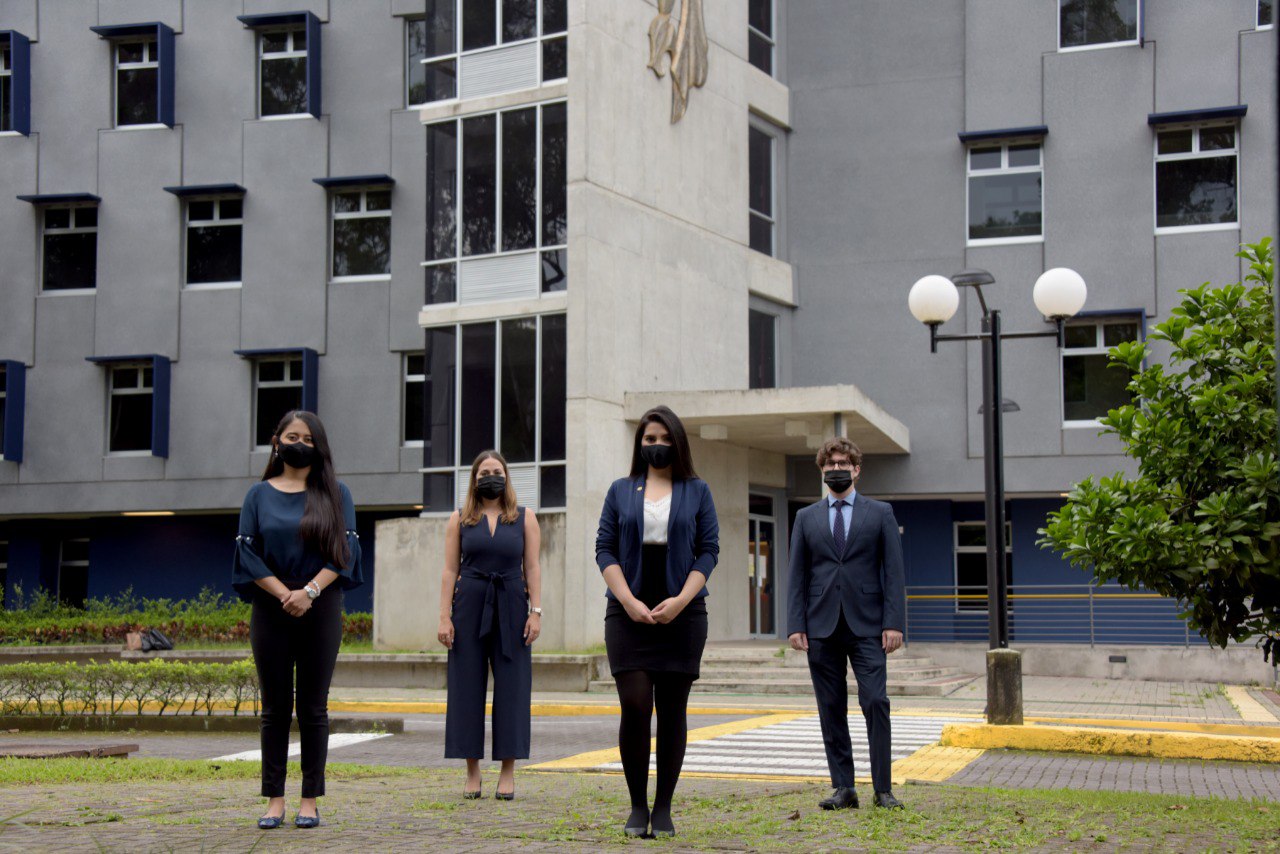 Equipo estudiantil de Derecho en la I Competencia Interuniversitaria de Arbitraje