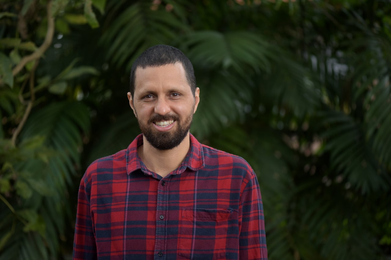 Camilo Retana con fondo de vegetación