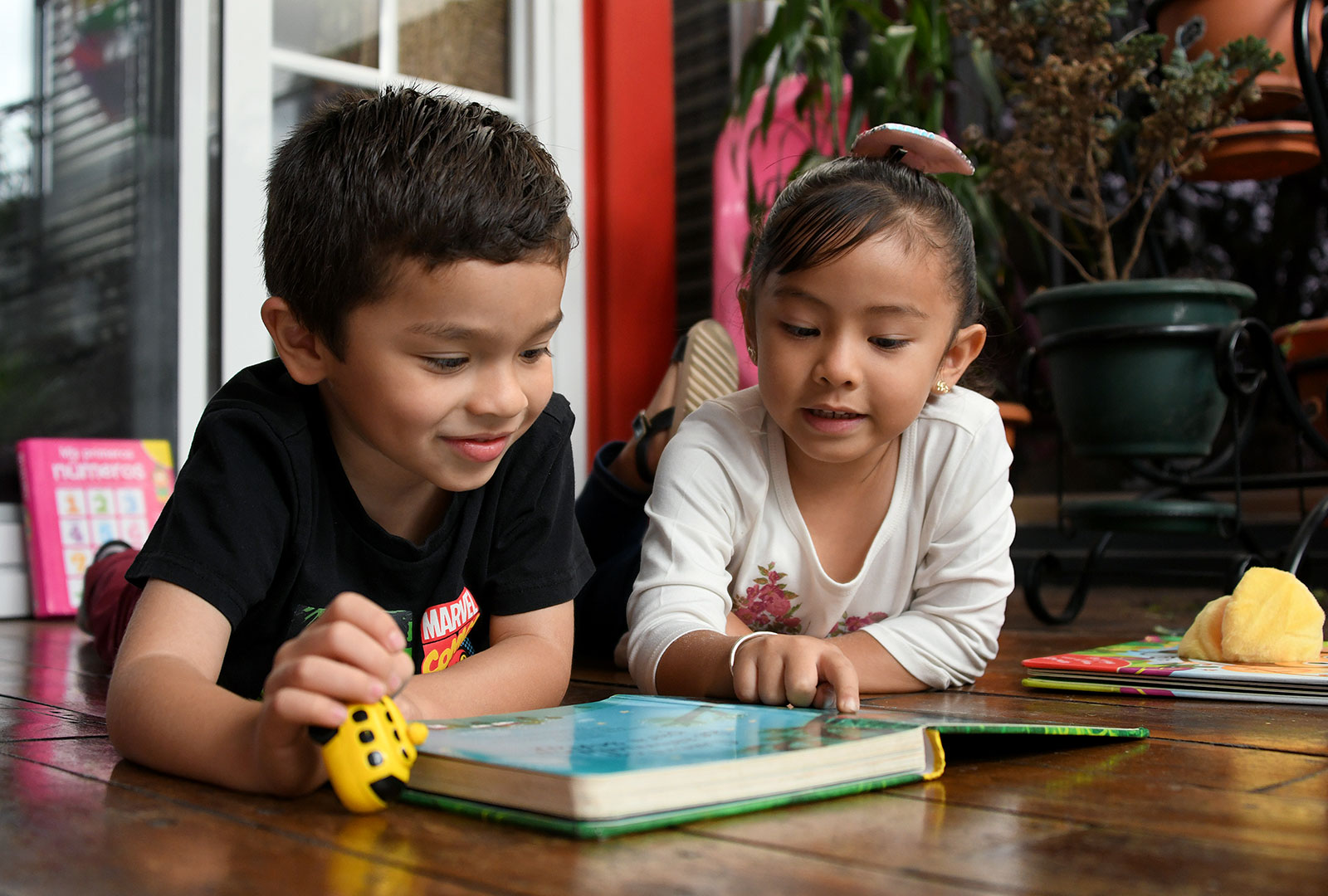 Ignacio y Kate en primer plano con un libro en el piso