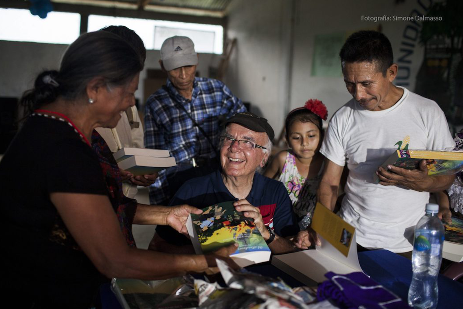 Por más de cuatro décadas, este sacerdote jesuita y antropólogo guatemalteco ha acompañado a las …