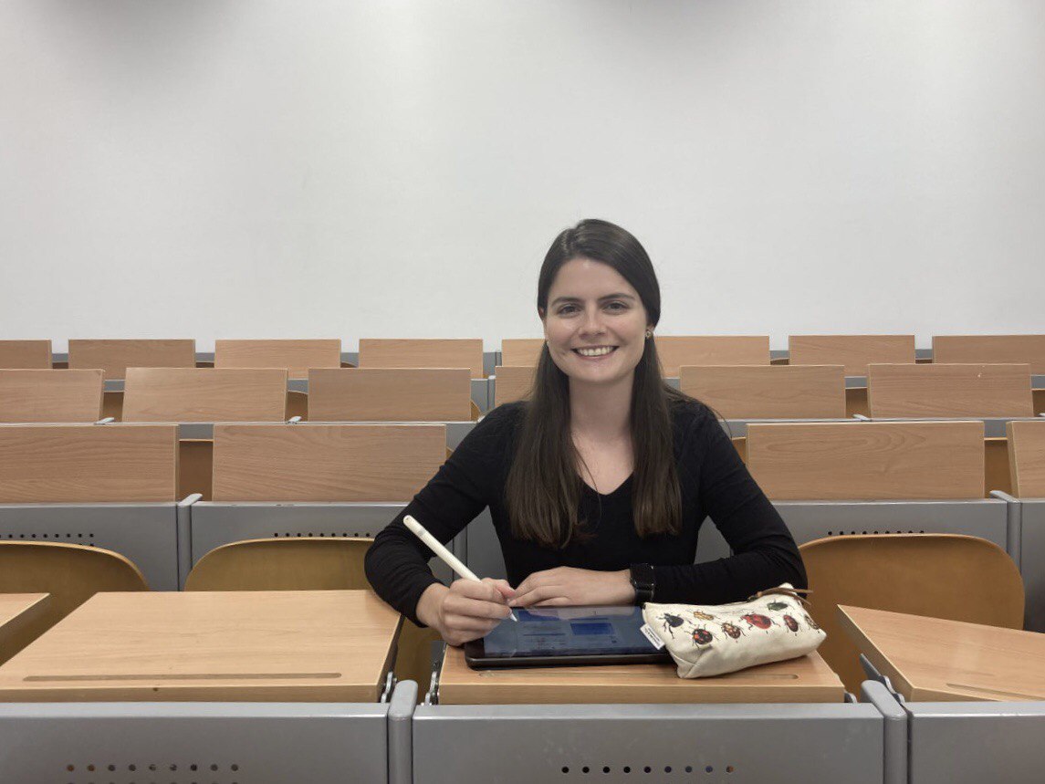 Georgia está sentada en un aula universitaria en Europa