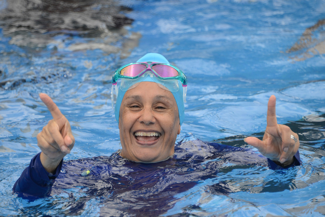 Adulta mayor en la piscina