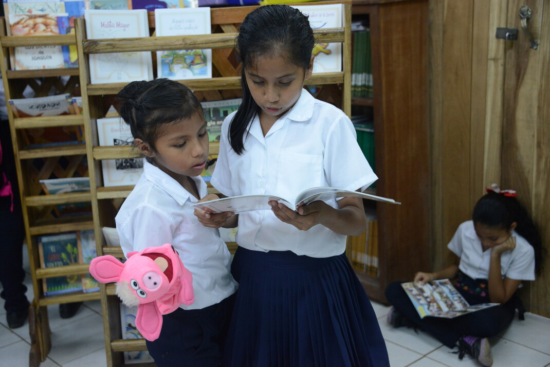 Niñas leyendo