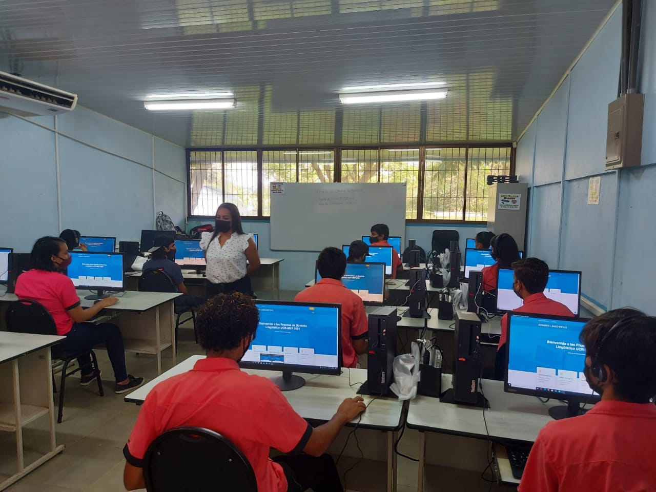 Estudiantes haciendo el examen de inglés en la computadora