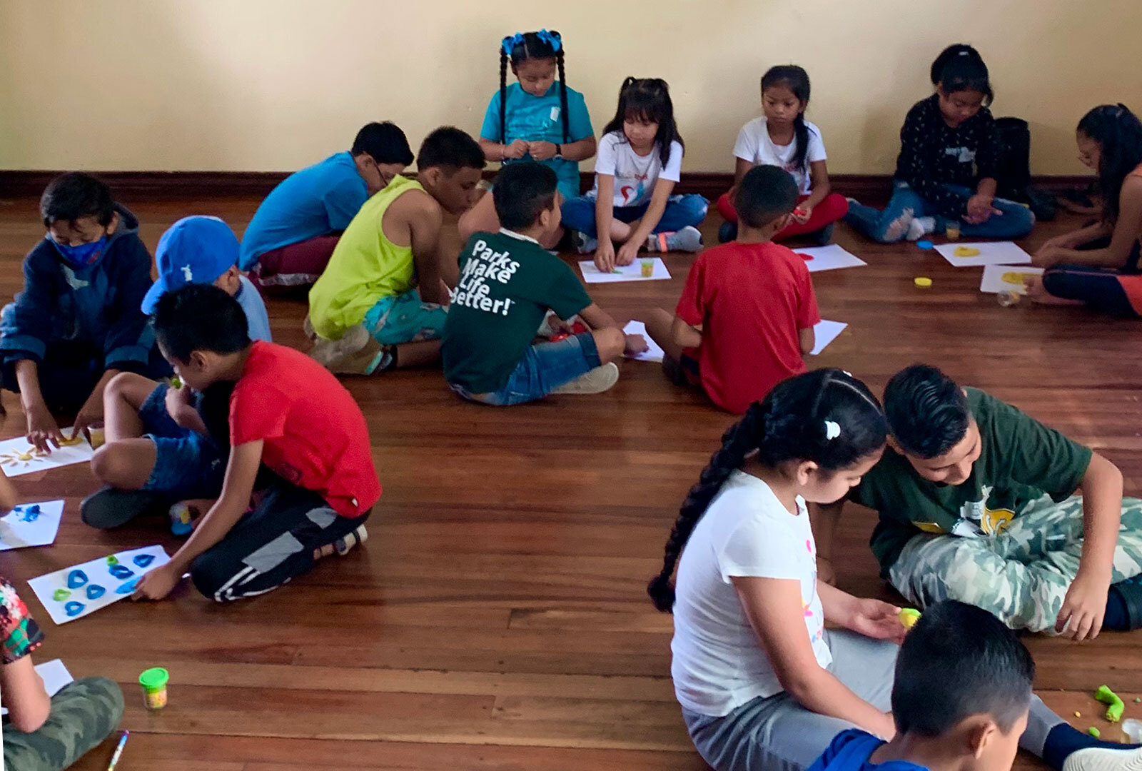 Niños haciendo actividades en Casa Ilori - La Carpio