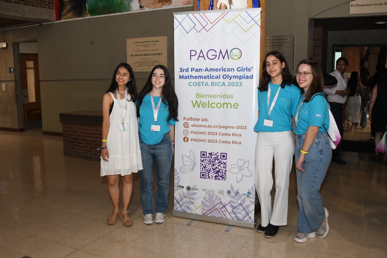 Chicas junto a un banner de la Pagmo