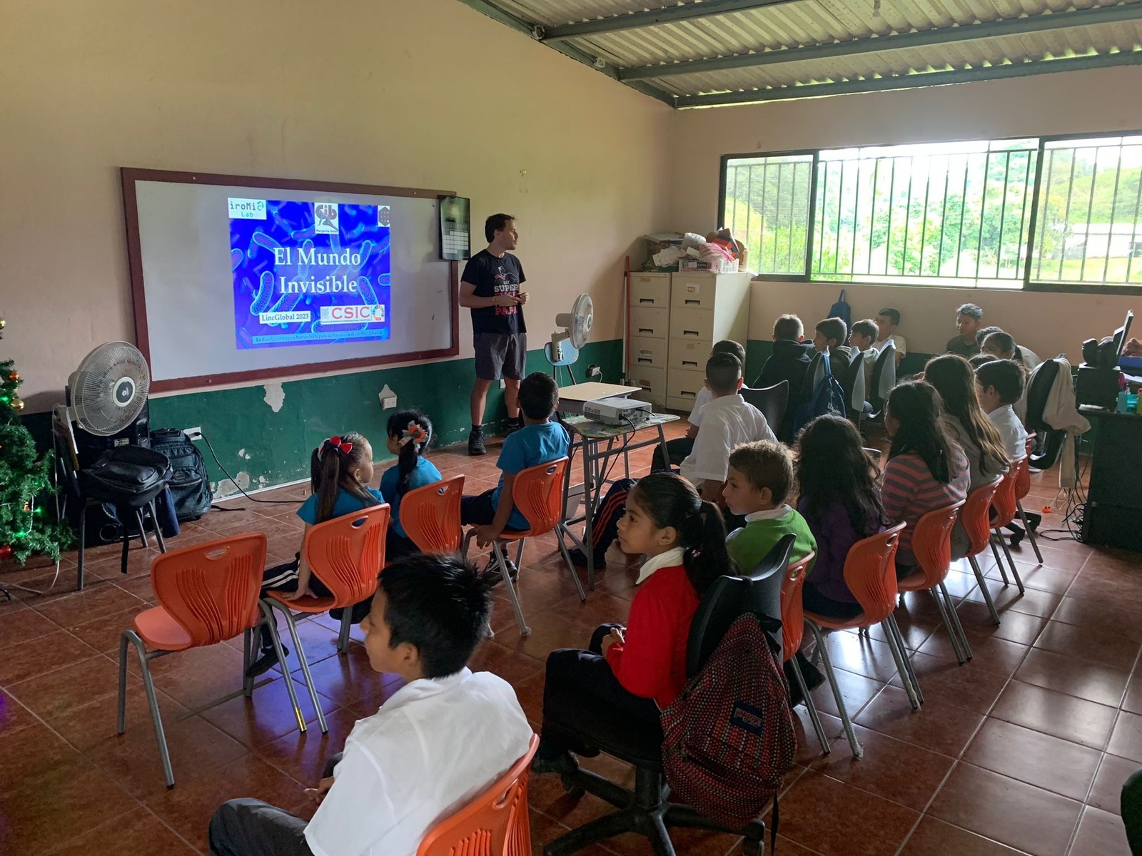 Expertos divulgan ciencia con niños y niñas 