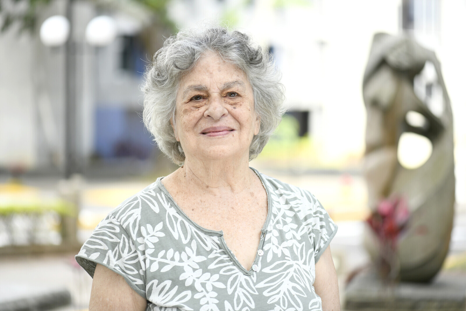 Rita Maxera Herrera en primer plano en el jardín de esculturas ubicado en la entrada principal de …