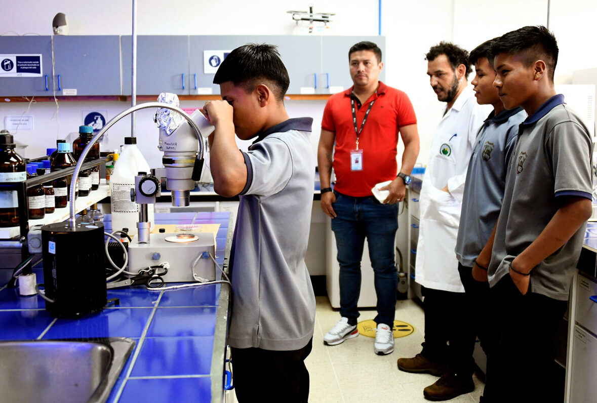 Estudiantes observan los microscopios electrónicos del Ciemic
