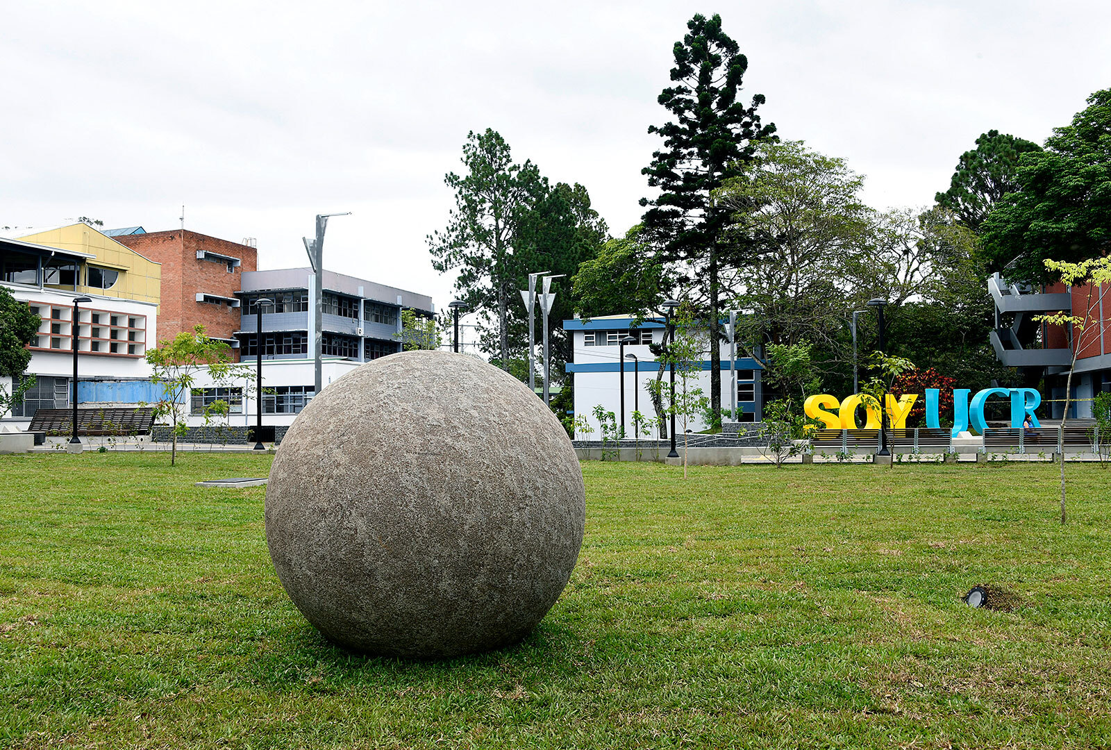 Conector biológico y peatonal, esfera de piedra