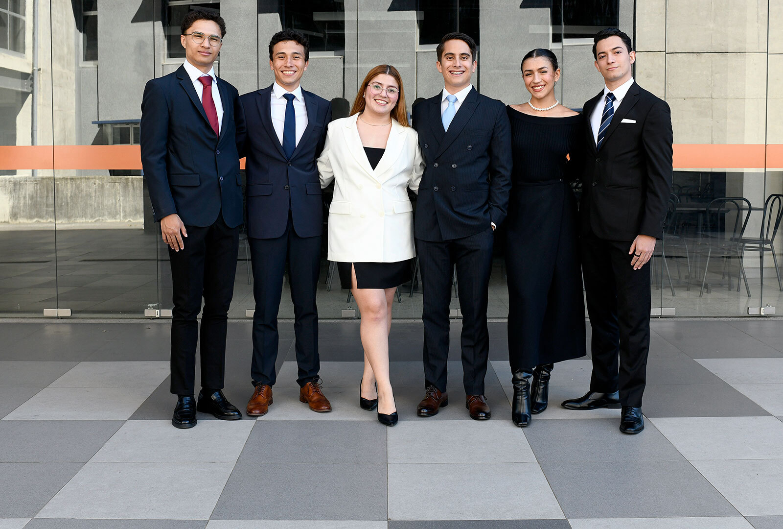 Equipo estudiantil ganador del Moot posa para una foto de cuerpo entero en el patio de la …