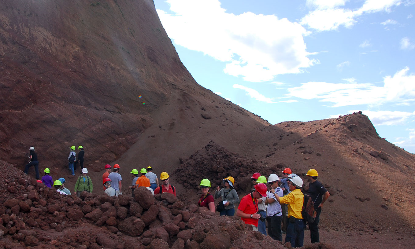 Geólogos estudiando volcanes