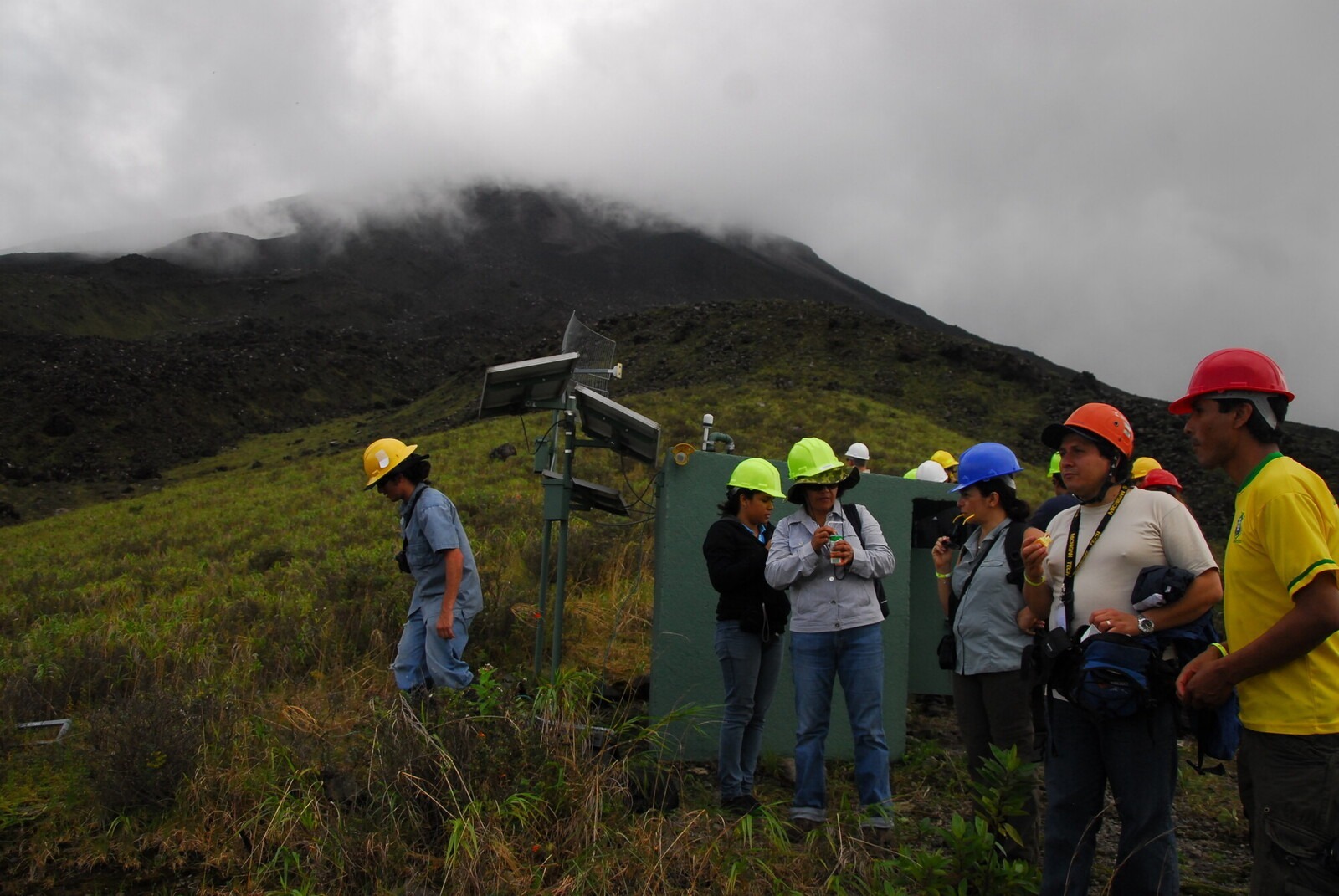 Gira de vulcanólogos de la UCR para monitoreo de volcanes