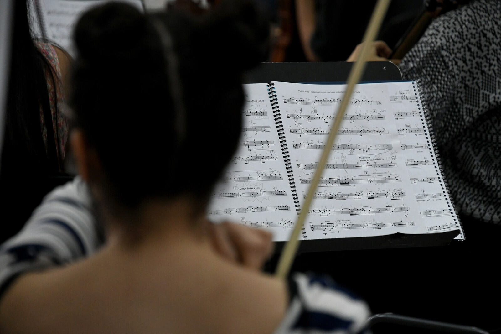 Persona tocando violín