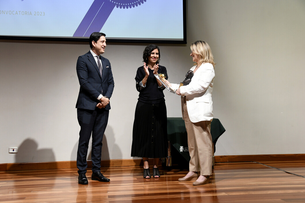 La Dra. Georgina Gómez recibe el reconocimiento.
