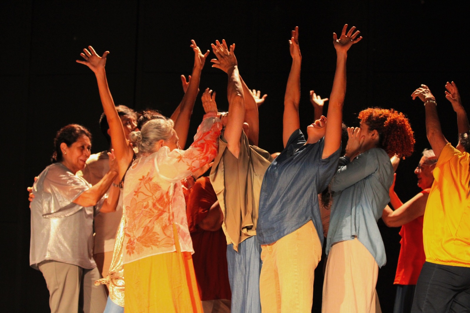 Grupo de personas adultas mayores ensayando la coreografía La Piel que narra