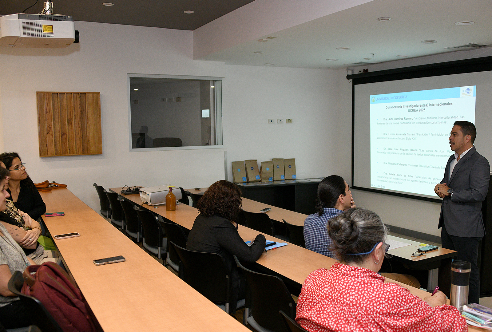 El recién nombrado director de Ucrea, el Dr. Esteban Chaves Olarte, agradeció a las personas investigadoras por interesarse en formar parte de las pasantías de Ucrea y por el importante aporte de sus trabajos para la investigación en la UCR. Foto: Archivo OCI. Pasantías Ucrea 2025