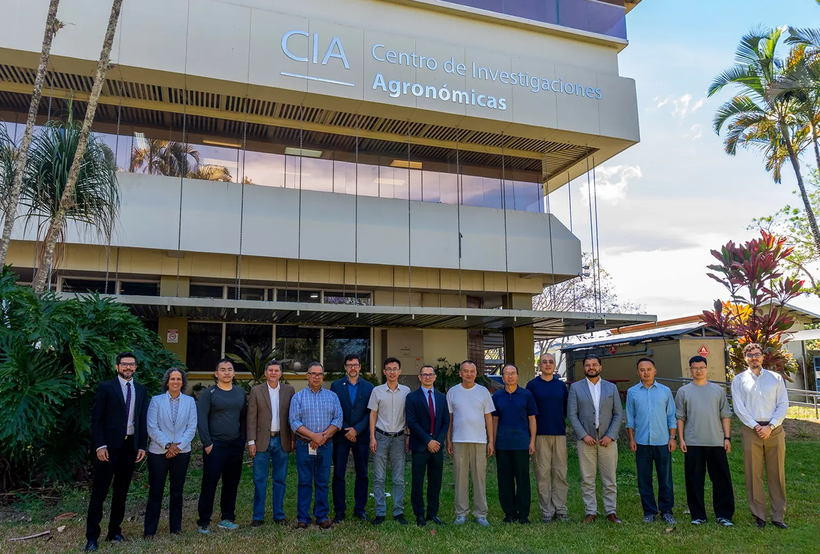 La delgación tuvo la oportunidad de compartir con personas de la Oaice, Vicerrectoría de Investigación y del CIA. Foto: Rolando Hidalgo Solís. Delegación china, autoridades de la UCR y personal del CIA