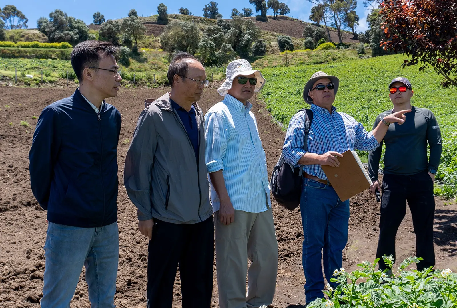 Delegación de universidades chinas en sembradío de papas