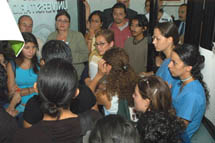 La Dra. Libia Herrero y la Dra. Yamileth González García conversan con los estudiantes