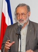 Edelberto Torres Rivas frente a micrófono