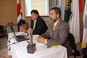 Dr. Olman Segura Bonilla y el Lic. Daniel Soley Gutiérrez en mesa principal