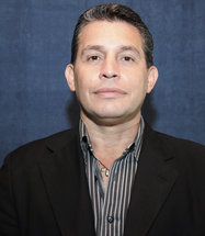 Johnny Badilla, es magíster en Administración de Empresas y labora en la Oficina de Servicios …