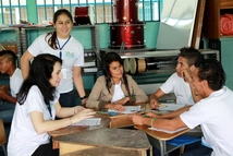 Vicerrectora de Vida Estudiantil con estudiantes de Sarapiquí