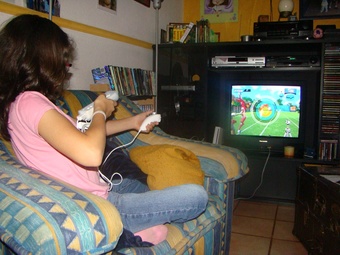 niña jugando videojuegos