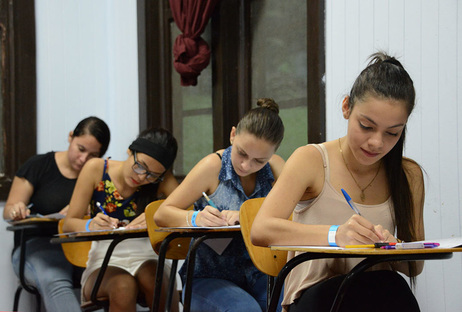 Estudiantes realizan examen 