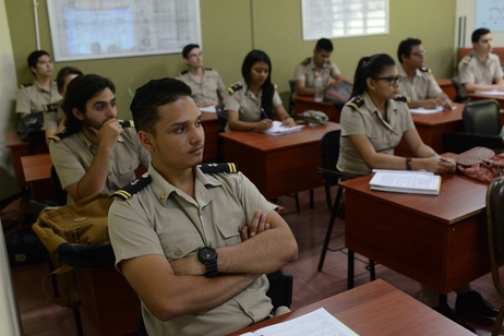 Futuro de carrera Marina Civil estudiantes en clase